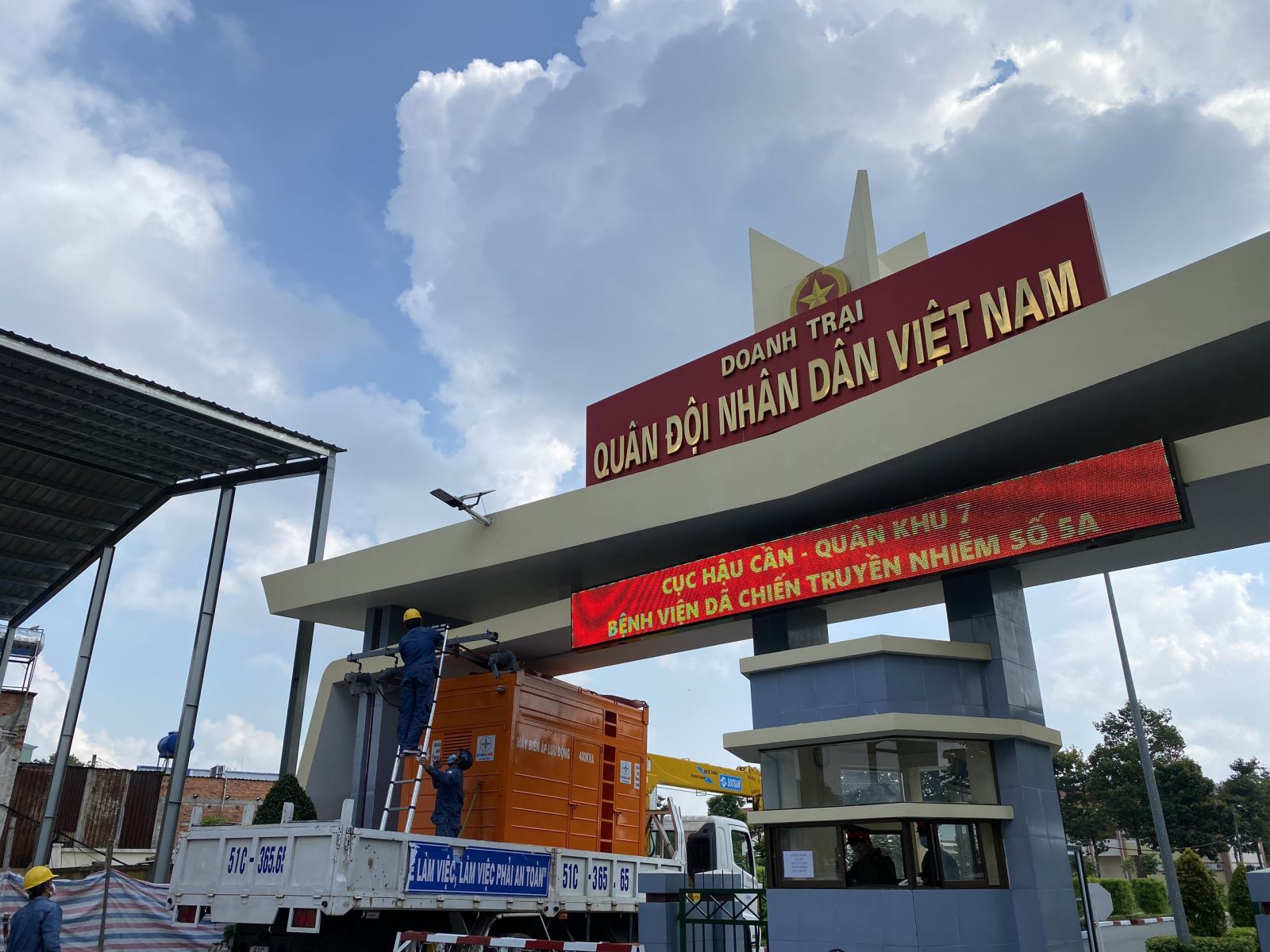 Công ty Điện lực Hóc Môn lắp đặt máy biến thế lưu động cấp điện cho Bệnh viện dã chiến truyền nhiễm số 5A