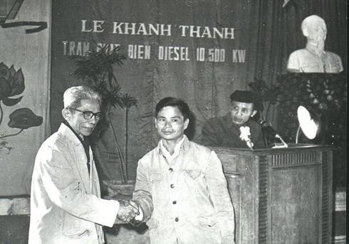 Ông Lê Ba - Thứ trưởng Bộ Điện và Than chúc mừng ông Tạ Tô Thục - Giám đốc Sở điện 5 trong lễ khánh thành trạm điện Diezel 10.500kV tại Cột 5