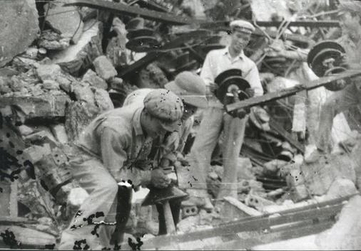 Với khẩu hiệu “Địch đến ta đánh, địch đi ta lại sản xuất” Sau những trận đánh phá ác liệt của giặc Mỹ, những người công nhân Nhà máy điện Hòn Gai lại sẵn sàng sửa chữa phục hồi sản xuất