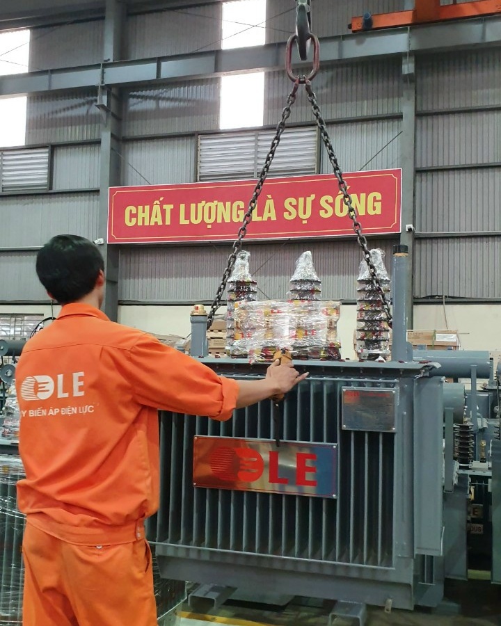 Máy biến áp 3 pha kiểu kín