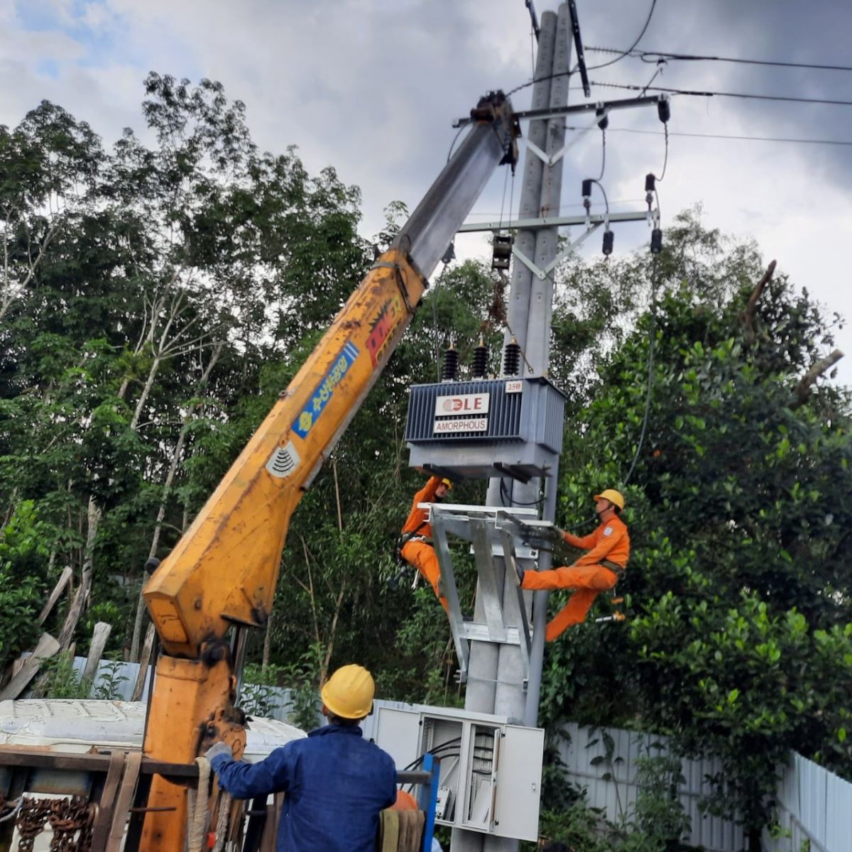 Hình ảnh sử dụng máy biến áp kiểu kín hiệu LE trên lưới điện