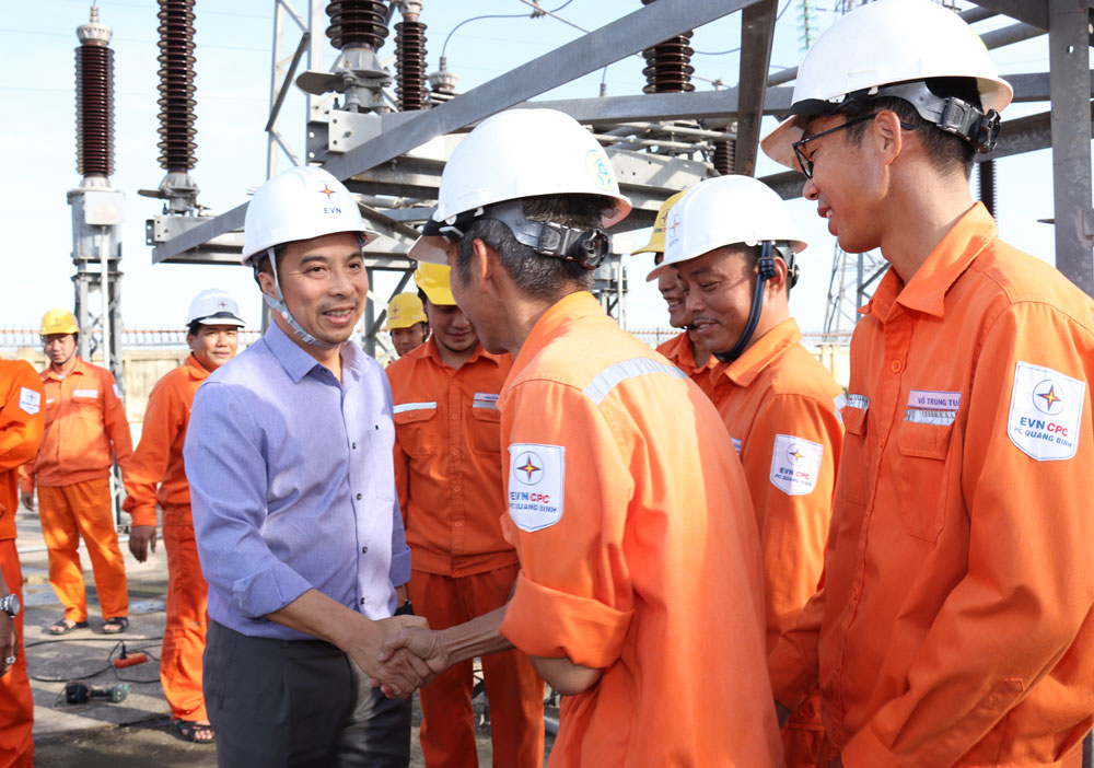 Phó Tổng giám đốc EVN  thăm hỏi động viên, khích lệ tinh thần CBCNV PC Quảng Bình 