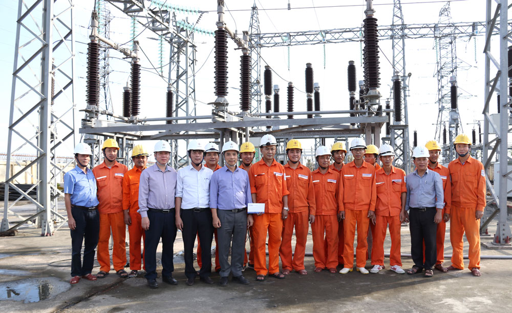Lãnh đạo Tập đoàn tặng quà cho CBCNV TBA 110kV Ba Đồn, trạm này đã bị ngập nặng trong đợt mưa lũ vừa qua