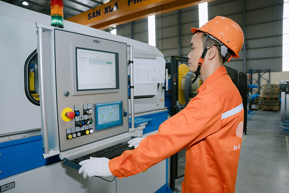 Kỹ sư vận hành và kiểm soát dây chuyền sản xuất máy biến áp tại LE