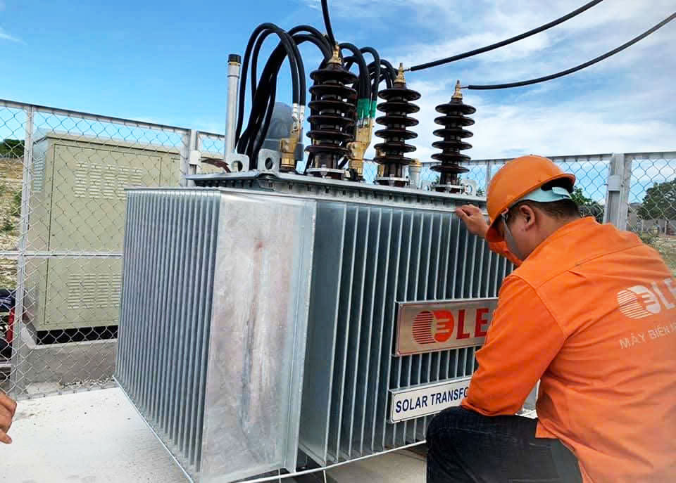 Kỹ sư LE kiểm tra và lắp đặt máy biến áp tại công trình điện