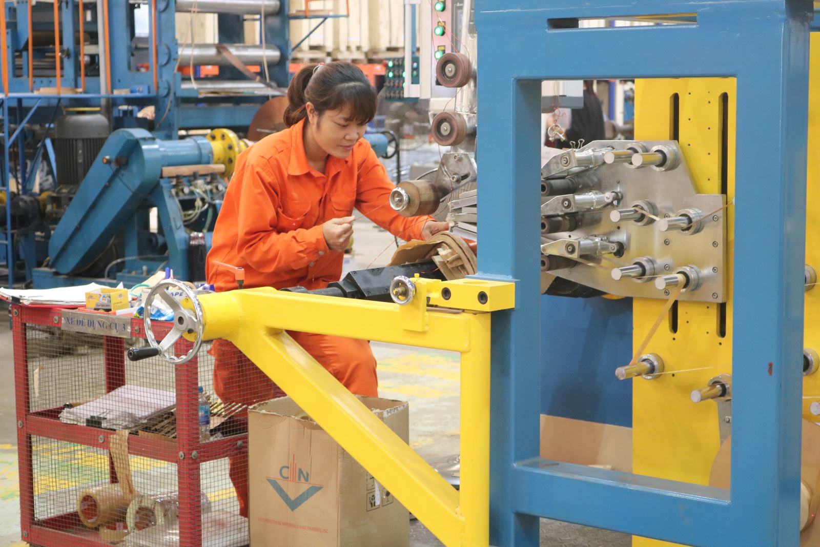 Hình ảnh nữ công nhân MBA LE đang chăm chỉ làm việc