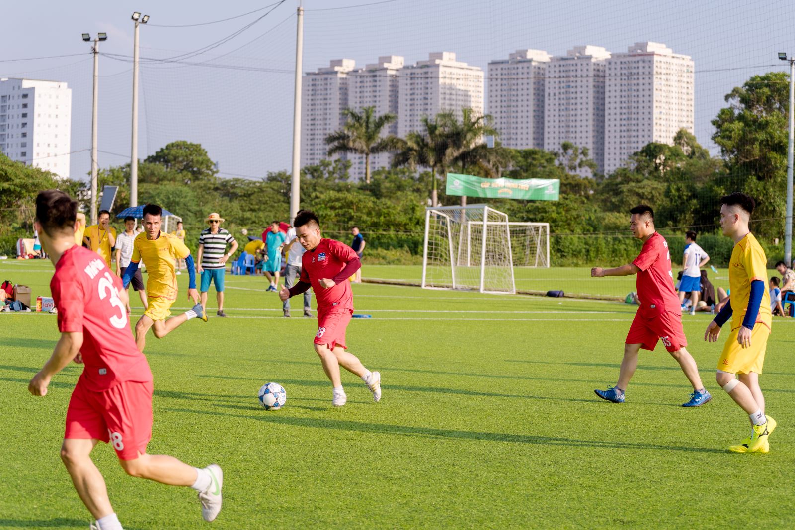 Những giây phút lăn xả trên sân của dội bóng