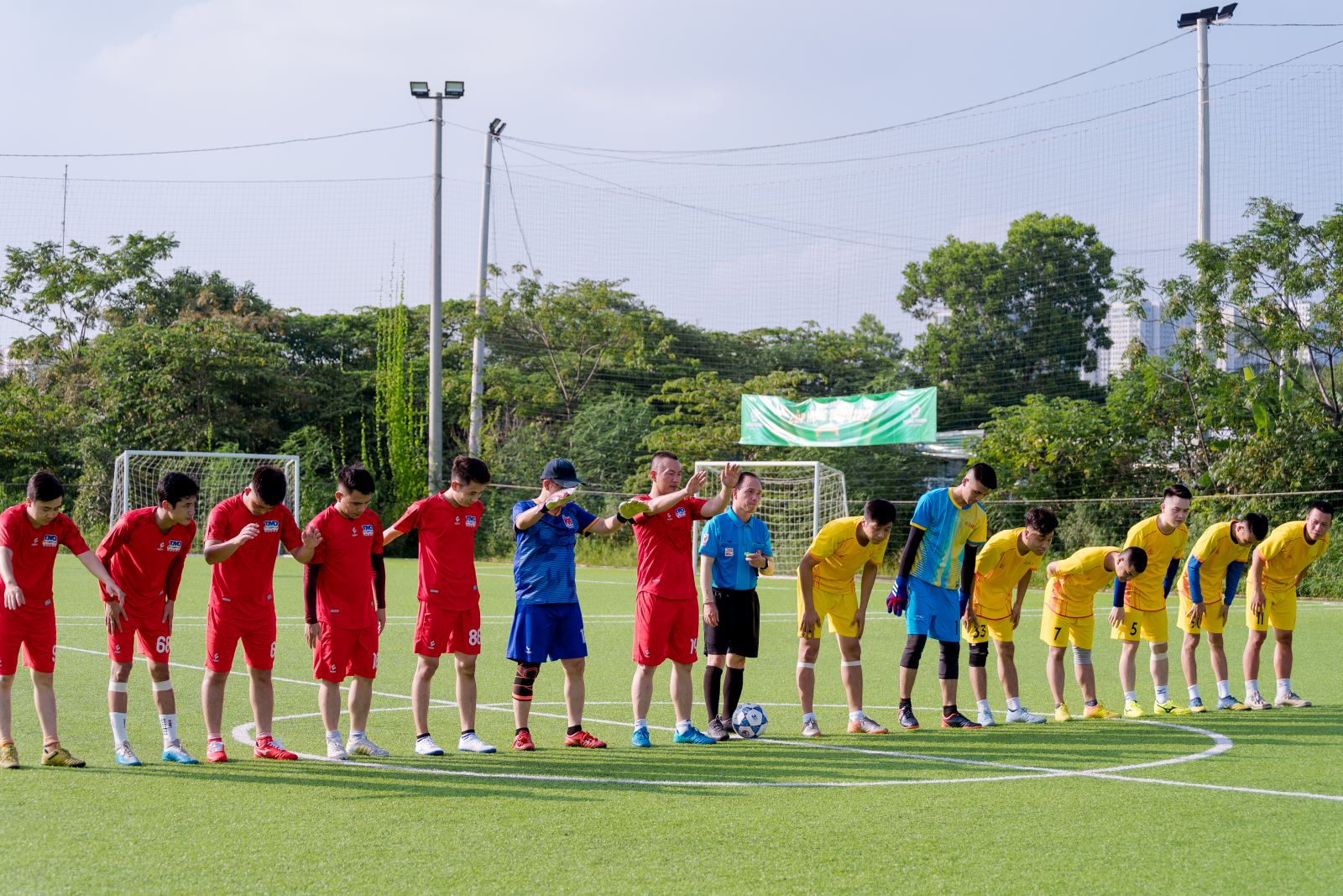 Chào hỏi đội bạn trước khi ra sân