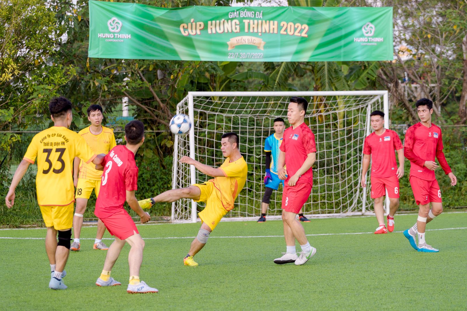 Đội bóng máy biến áp LE thi đấu ngang tài ngang sức với đội bạn