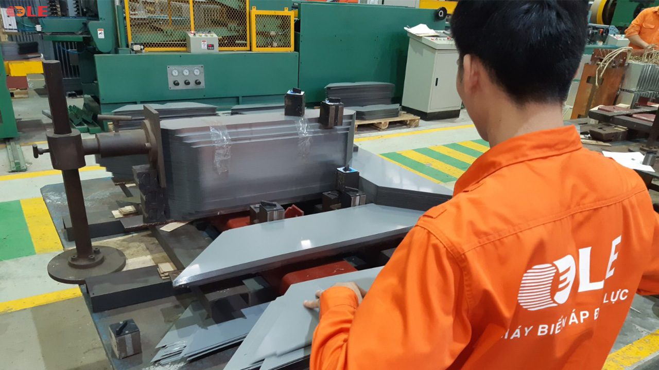 Các tấm tole sau khi cắt được ghép nối thành lõi từ.