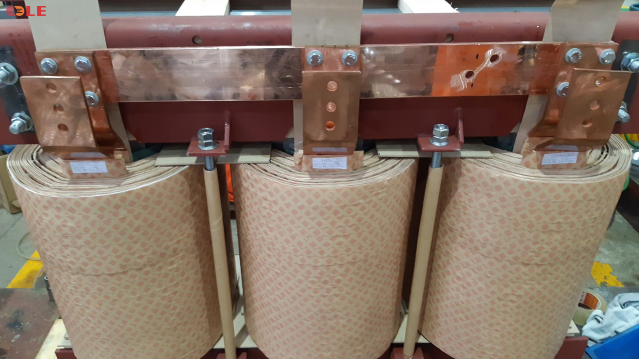 Mạch từ và cuộn dây cao, hạ thế sau khi chế tạo sẽ được ghép nối với nhau tạo thành ruột máy biến áp.