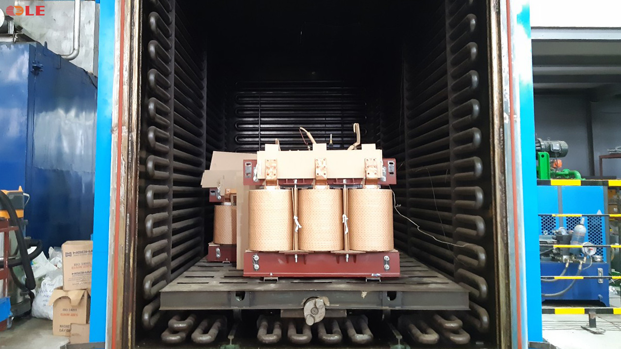 Sấy khô là công đoạn bắt buộc trong sản xuât, chế tạo máy biến áp.