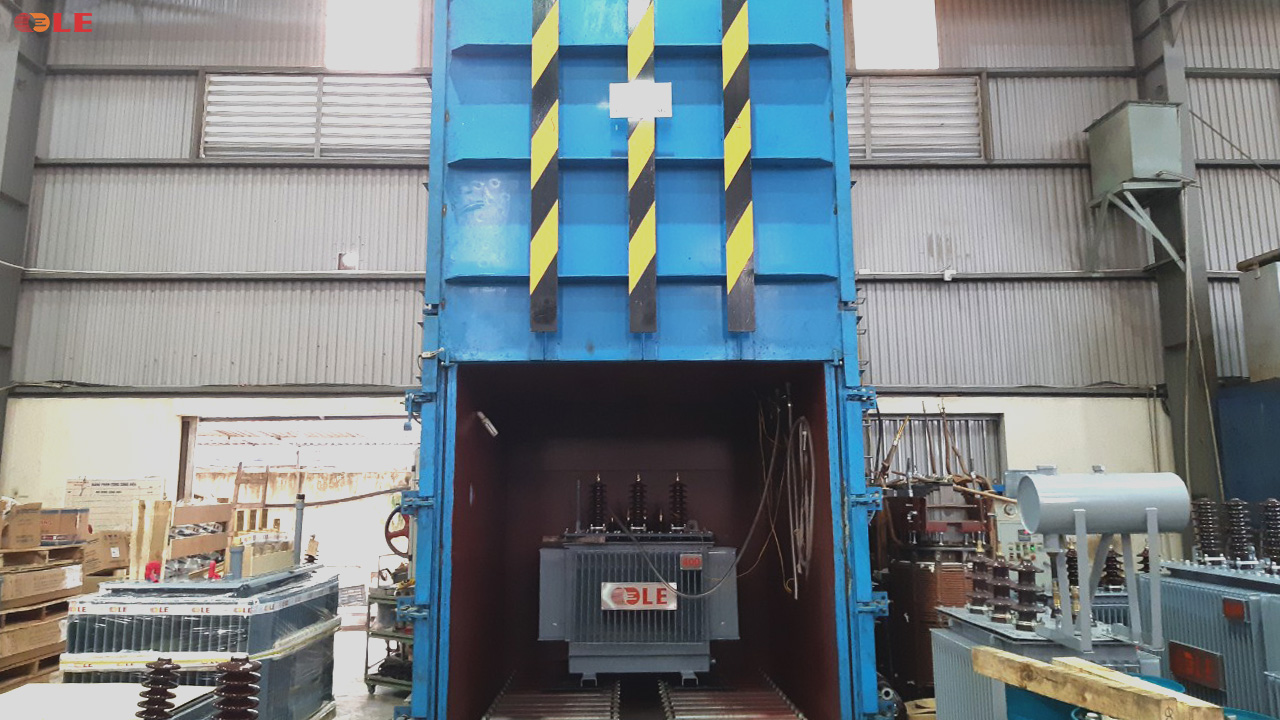 Trước khi nạp dầu làm mát và cách điện, toàn bộ máy biến áp được hút chân không nhằm loại bỏ hơi ẩm ra khỏi thùng máy.