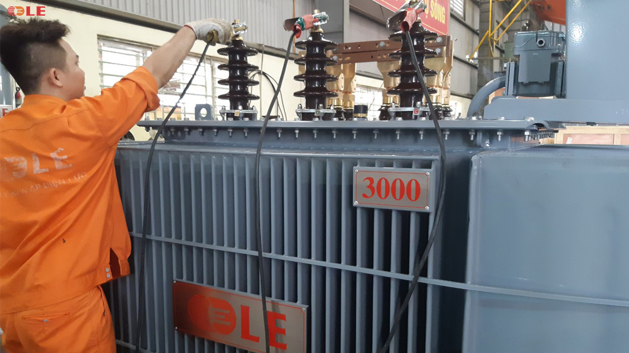 Công đoạn kiểm tra, thử nghiệm máy biến áp trước khi bàn giao cho khách hàng.