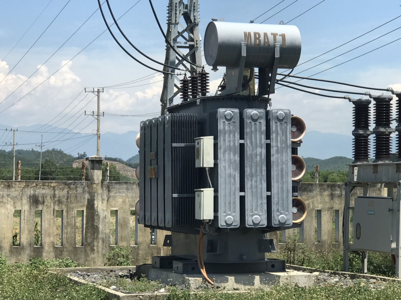 Máy biến áp thủy điện thường được dùng ở vùng rừng núi, nơi thường xuyên xảy ra mưa lớn, sét nhiều.